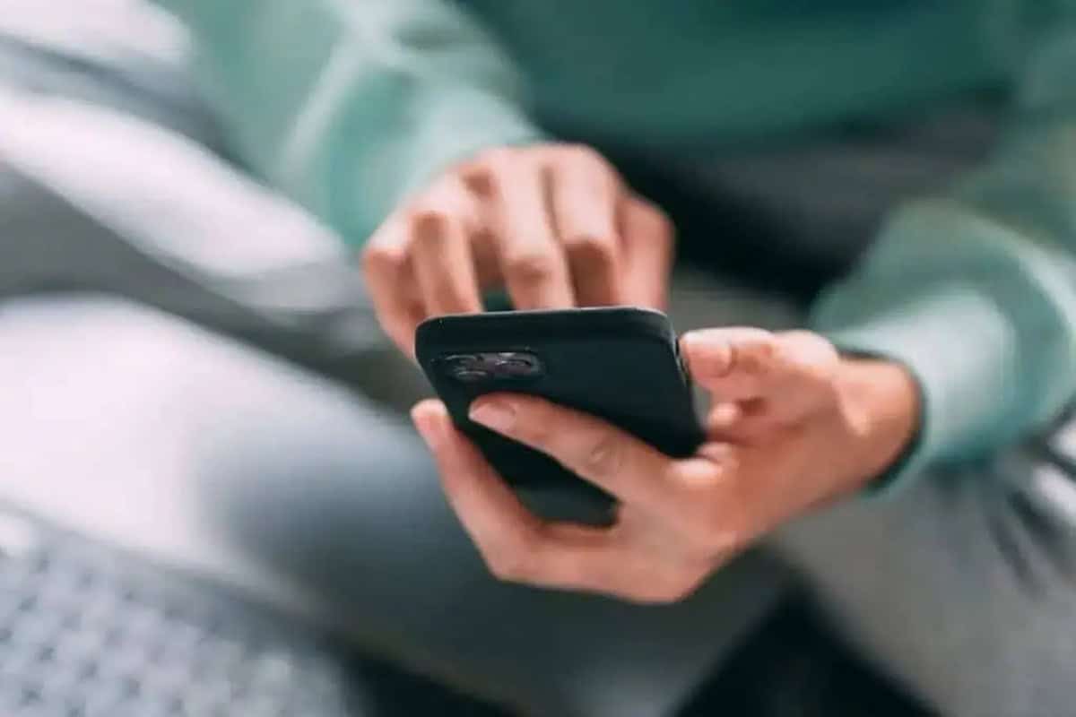 Big change could be coming to school cellphone rules in Ontario