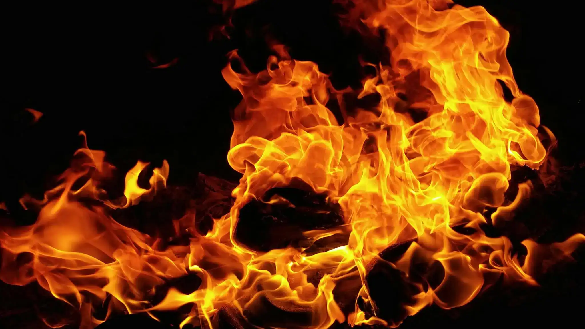 2 people rescued after major fire at an apartment building in Hamilton
